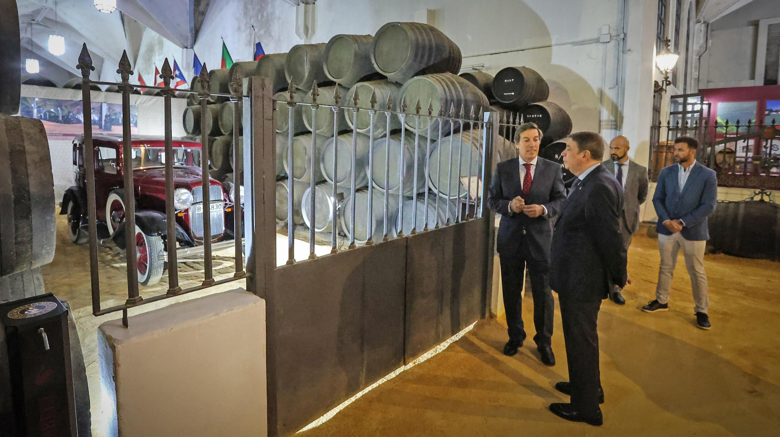 El ministro de agricultura Luis Planas vista la bodega de Wiliams & Humbert en Jerez