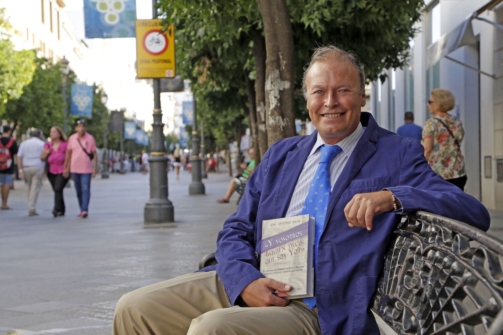 José Antonio Salas posa con la nueva edición de su libro sobre la vida de Jesús.