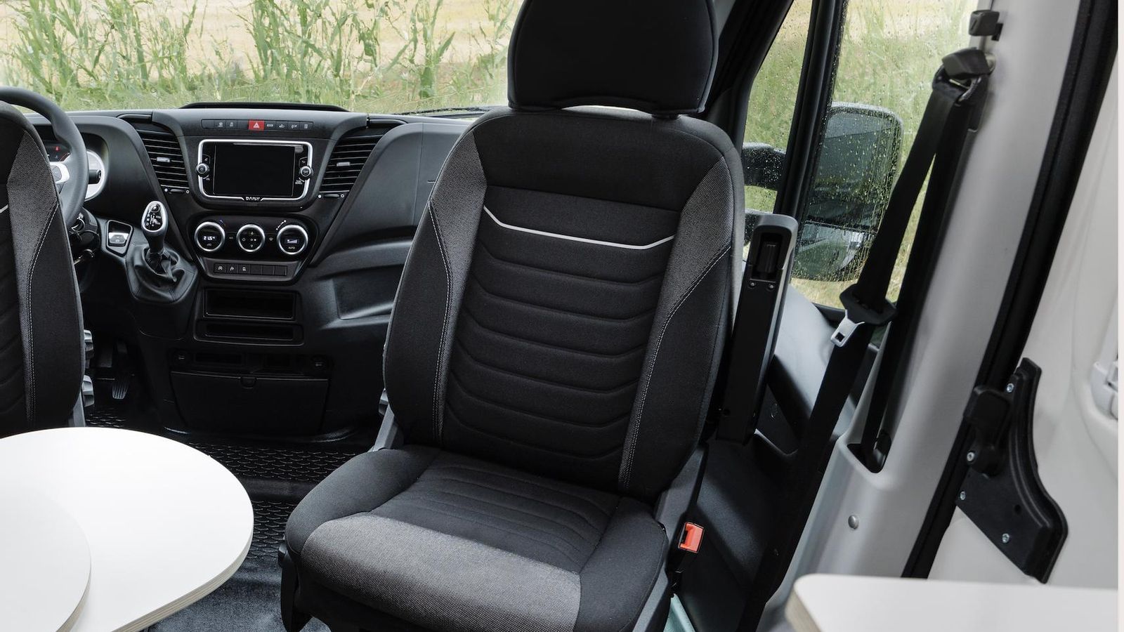 Una de las primeras modificaciones afecta a la instalación de las nuevas bases para los asientos delanteros.