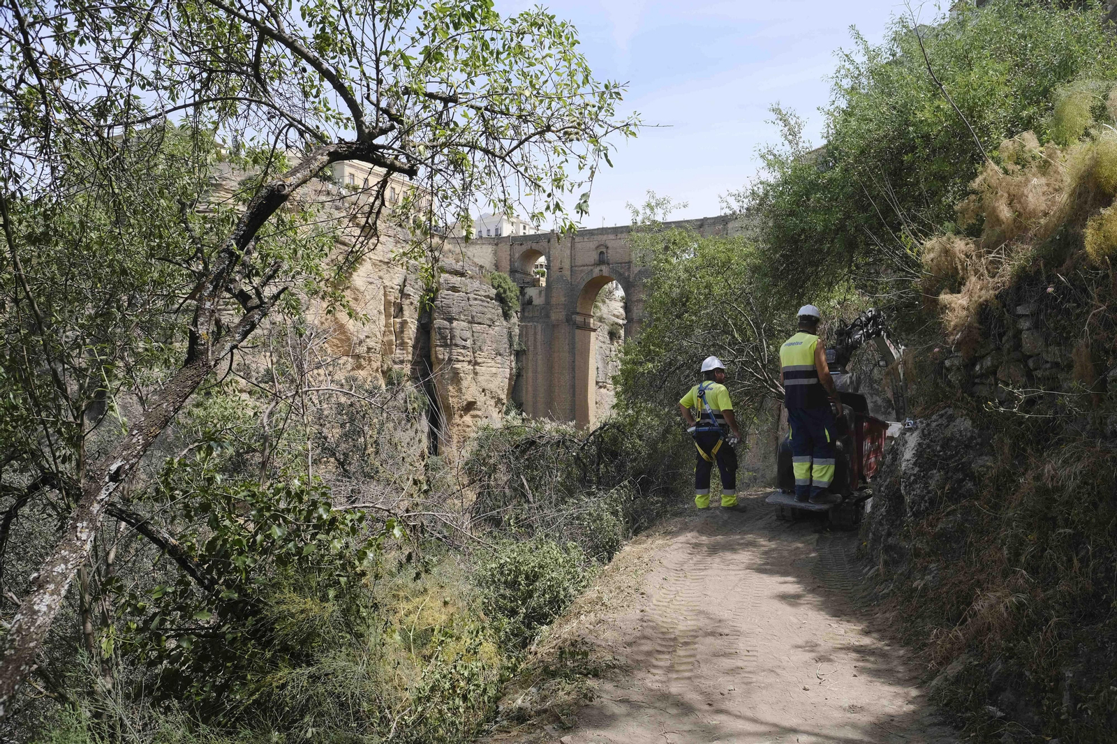 Obras de acondicionamiento del camino de bajada al Tajo.