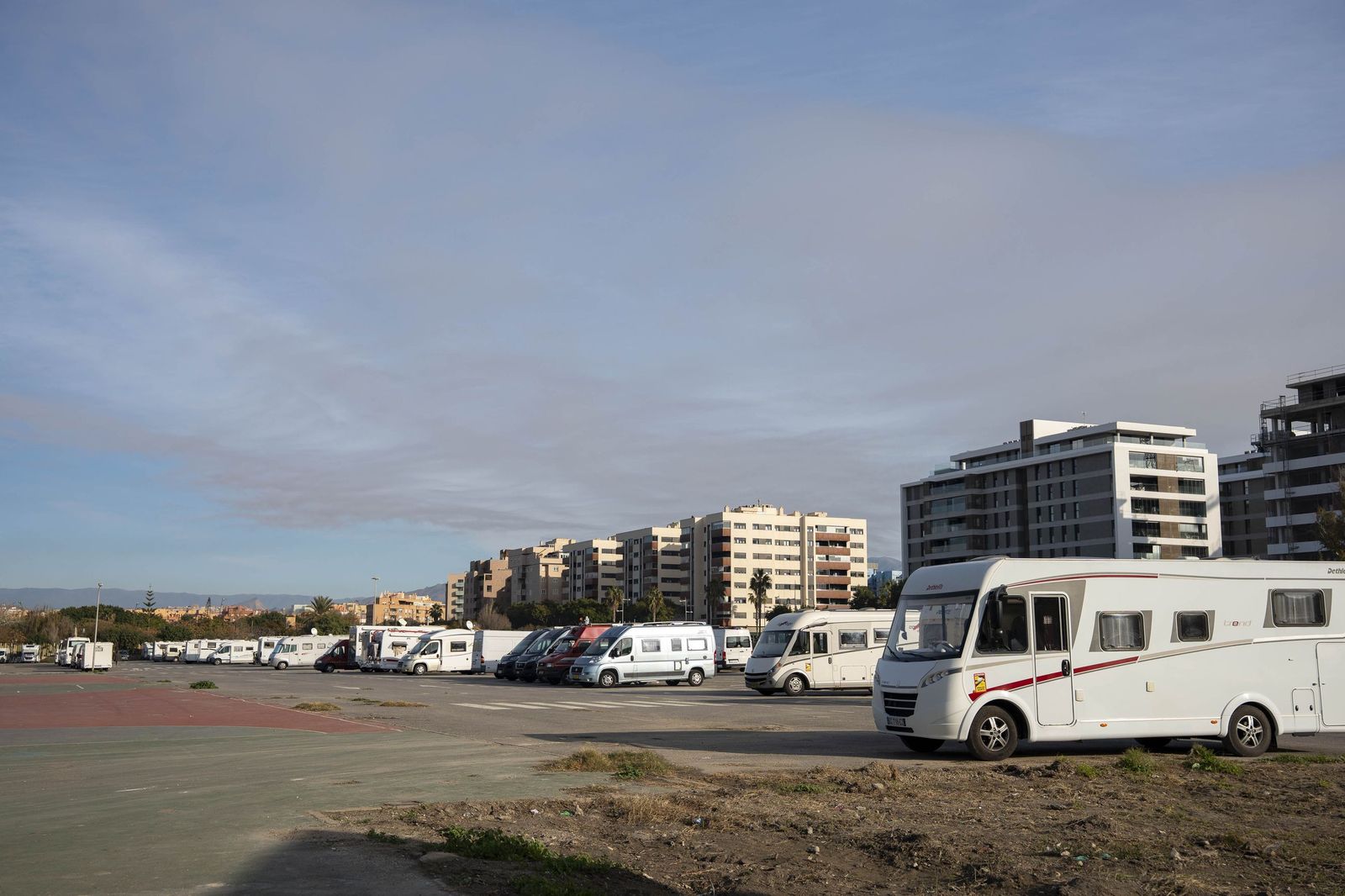 Autocaravanas forman un "barrio" junto al Auditorio Maestro Padilla.
