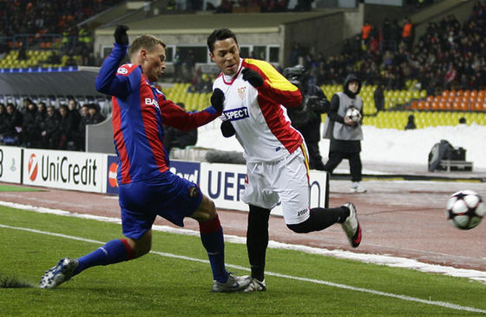 Adriano intenta salvar la entrada de un defensa del CSKA.

Foto: Antonio Pizarro