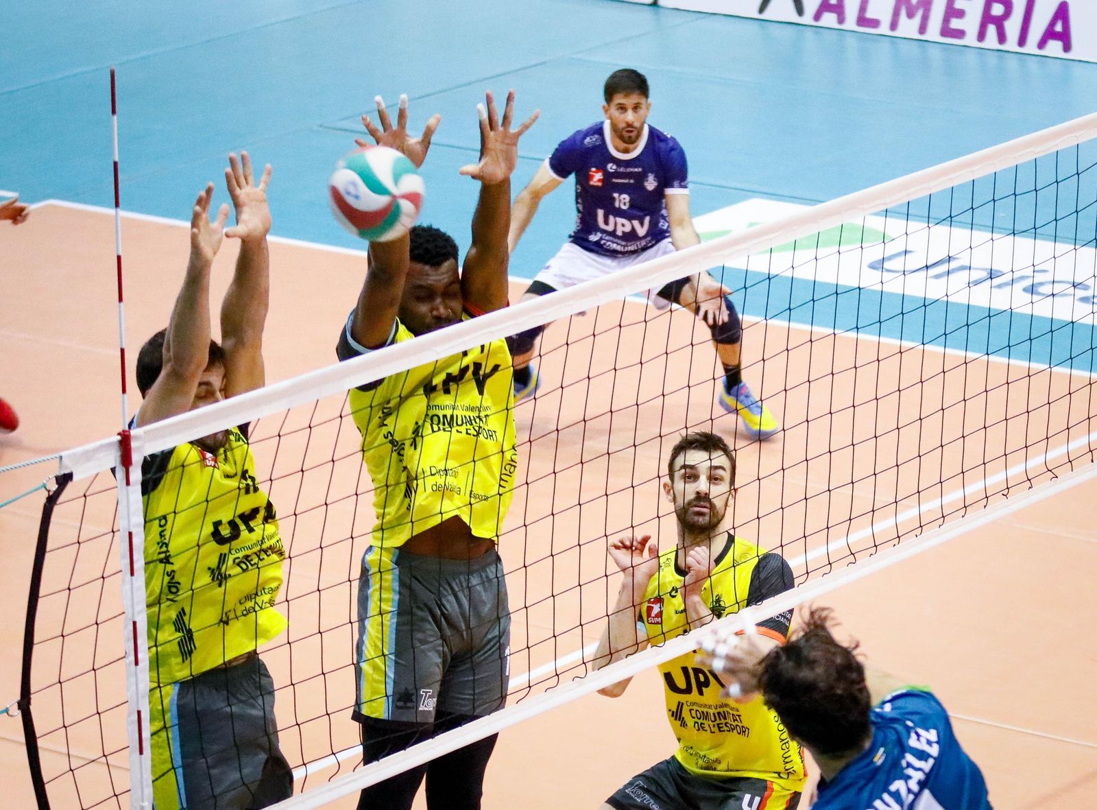 Las imágenes del Unicaja Costa de Almería-Leleman Conqueridor, primer partido del play off por el título de Superliga en Almería