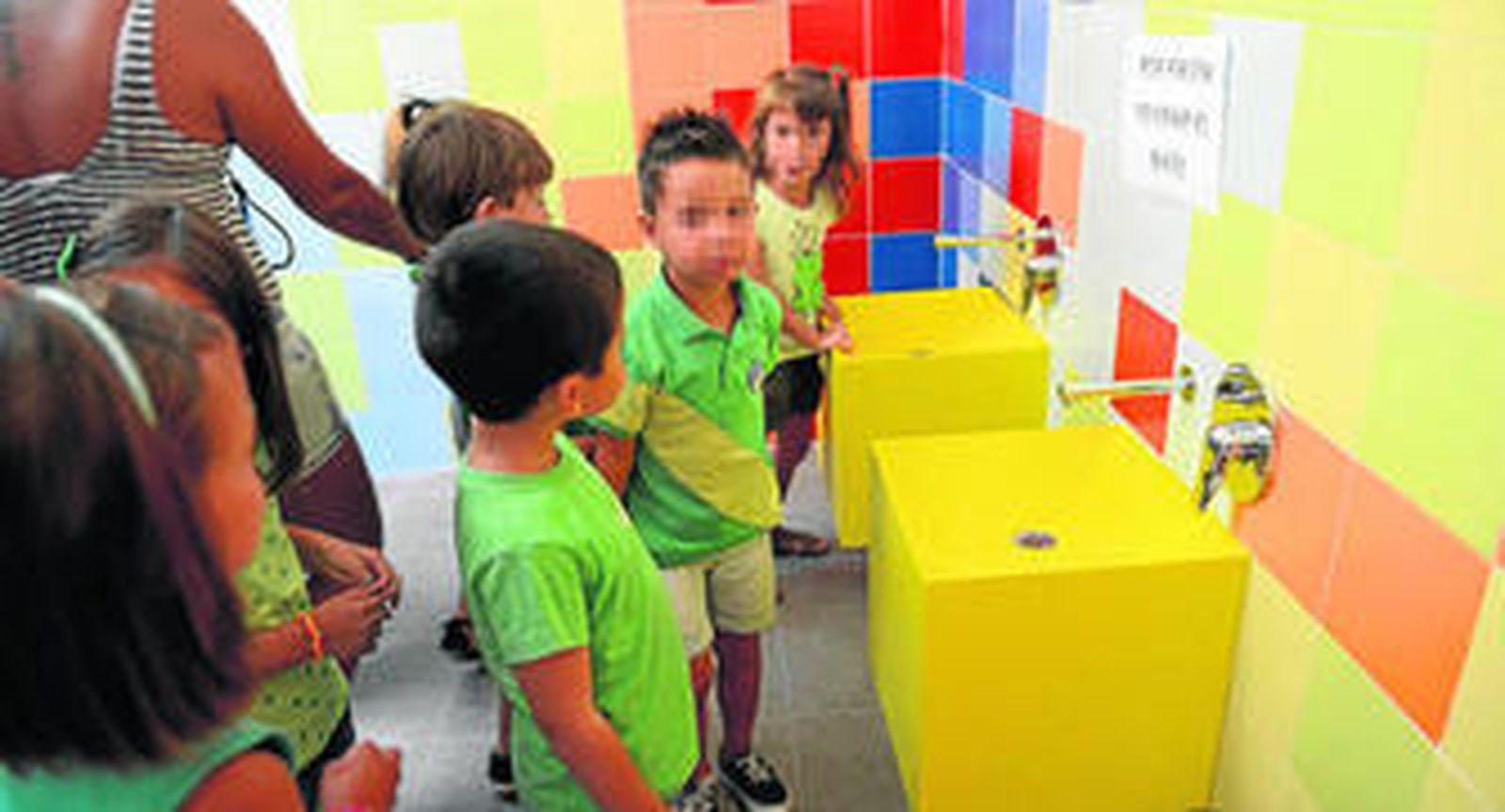 Alumnos de Educación Infantil admiran las nuevas instalaciones de sus clases.