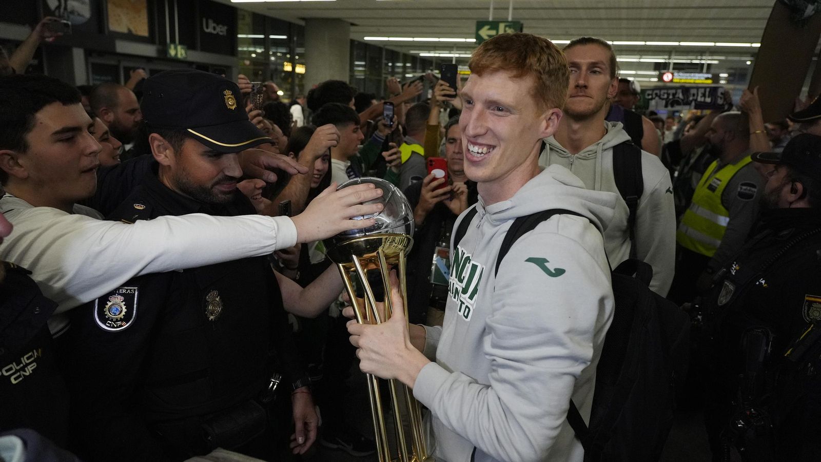Alegría y éxtasis en la llegada del Unicaja al aeropuerto