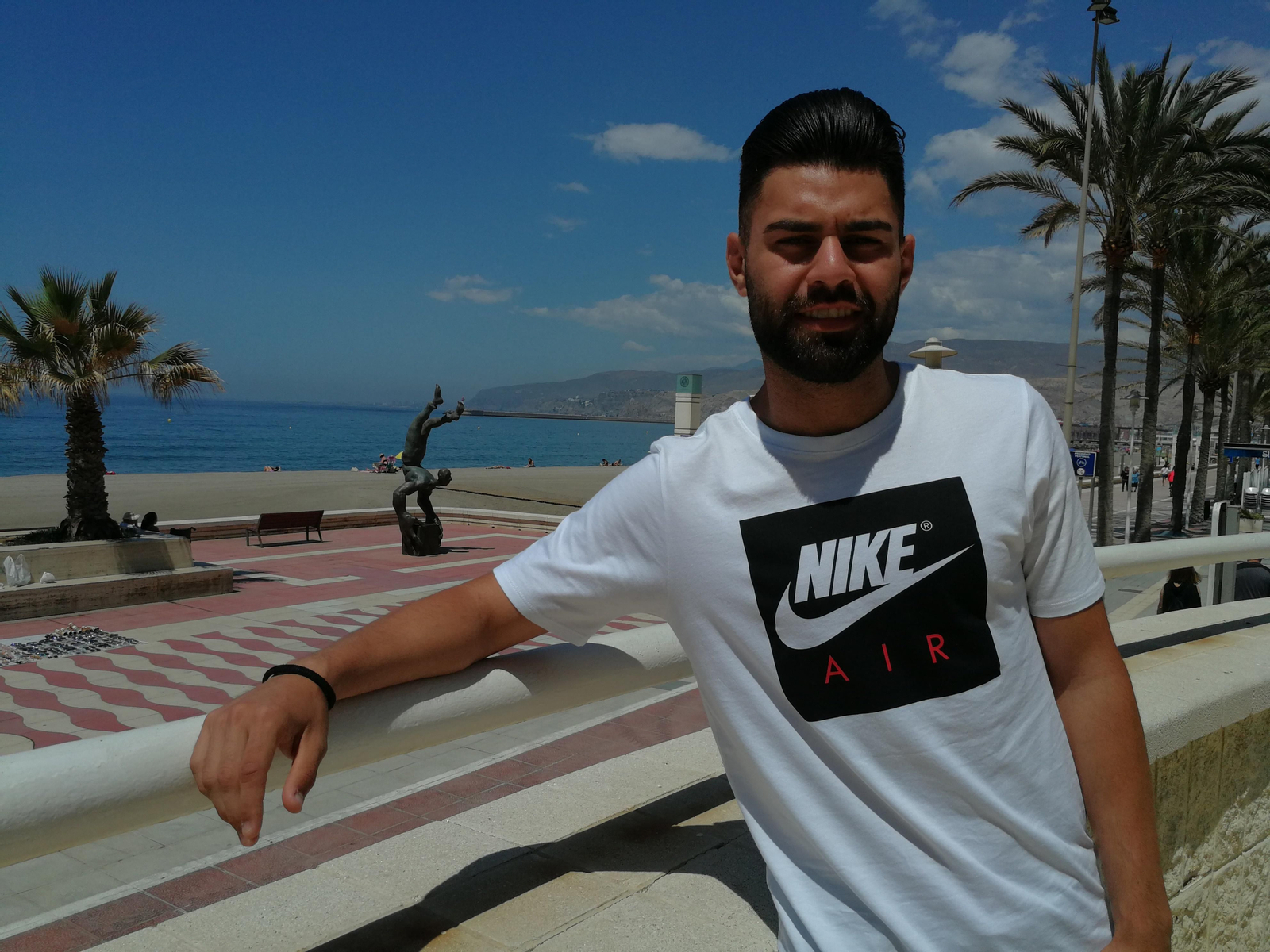 Rubén Duarte posa junto al Paseo Marítimo tras una distendida charla con este diario