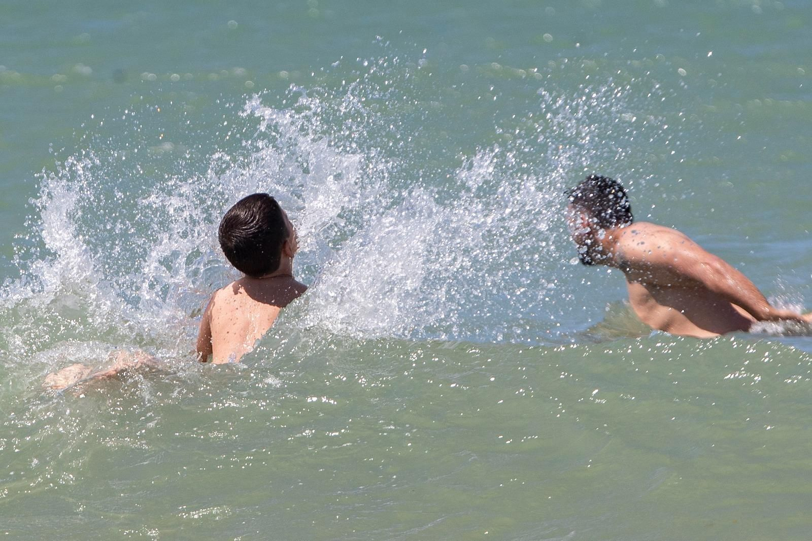 El levante ha acompañado a los primeros baños en Camposoto, en San Fernando