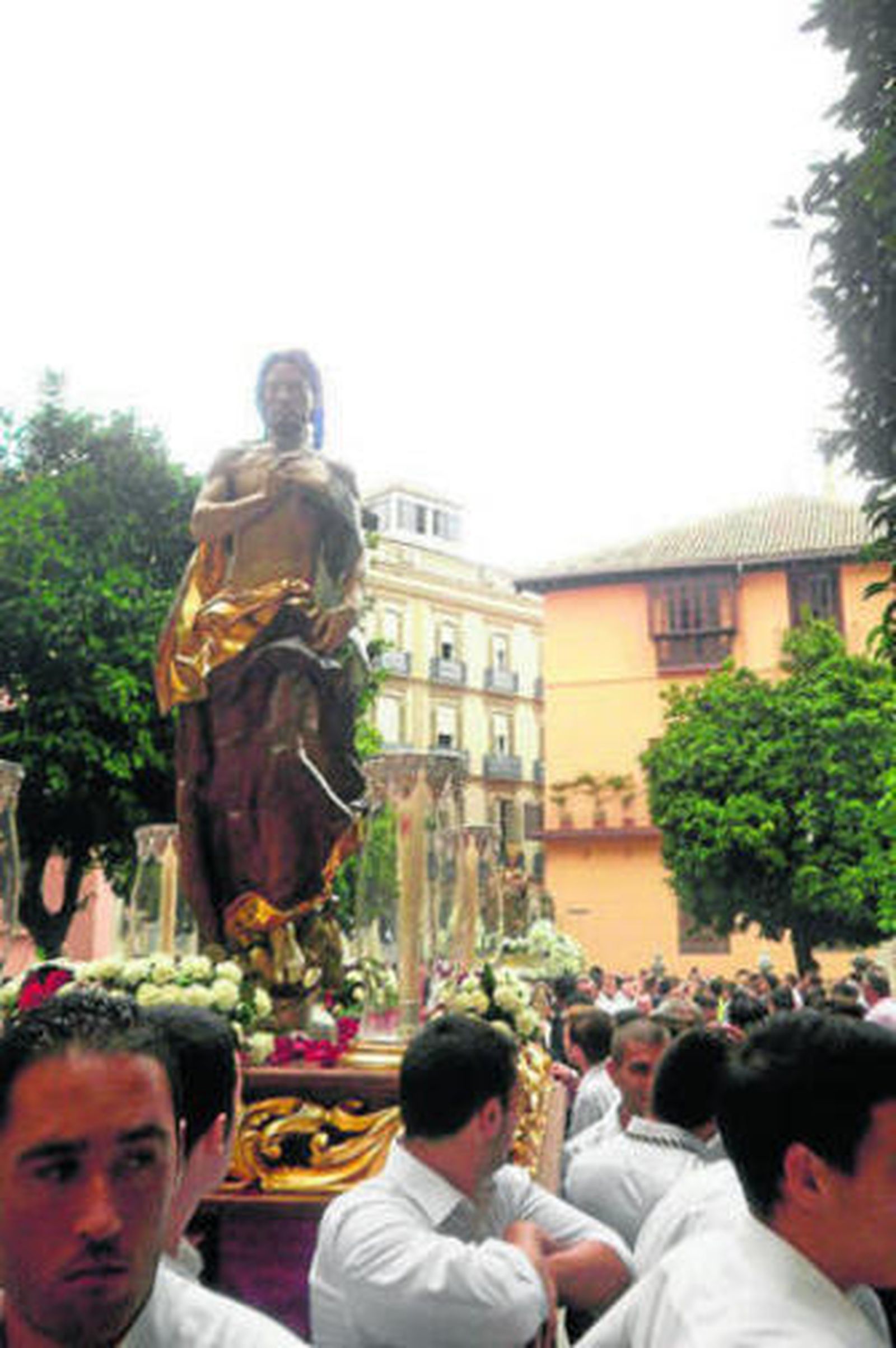 La imagen del Resucitado antecede a la Patrona en el patio de los Naranjos.