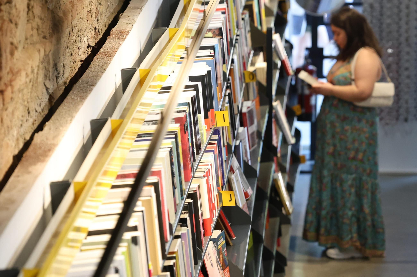 Una lectora en busca de una nueva historia en Librería Luces.