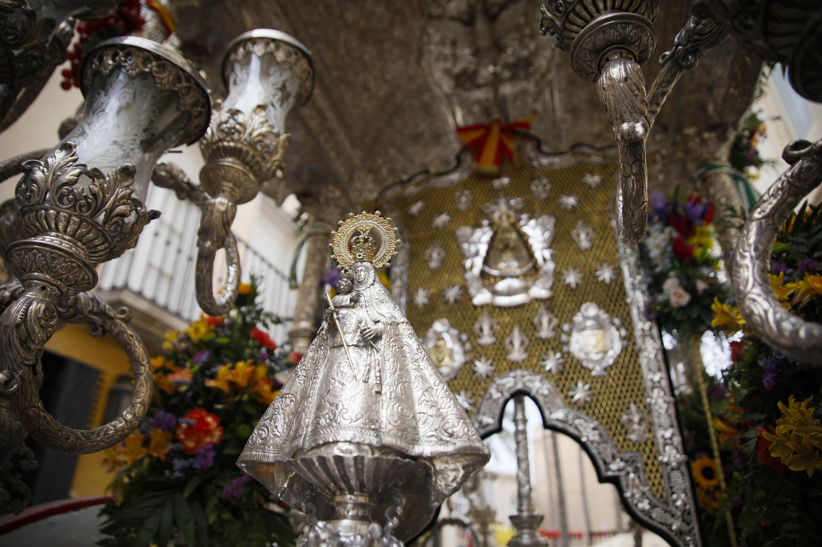 Imágenes de la salida  del Rocío desde la Catedral de Almería