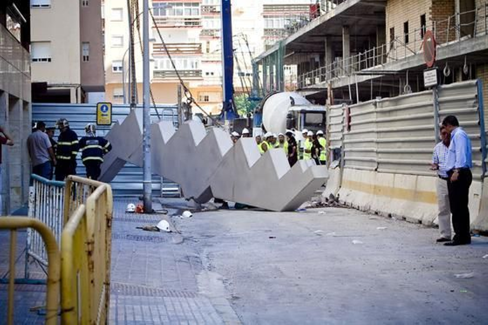Imagen de los operarios en la zona del accidente

Foto: Lourdes de Vicente