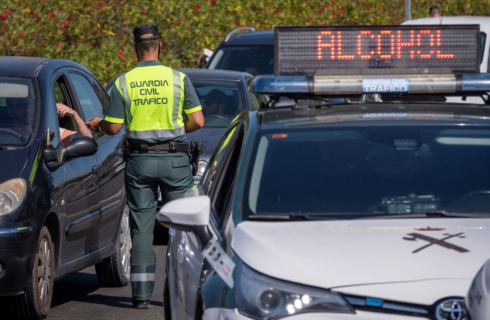 Un control de alcohol en una carretera.