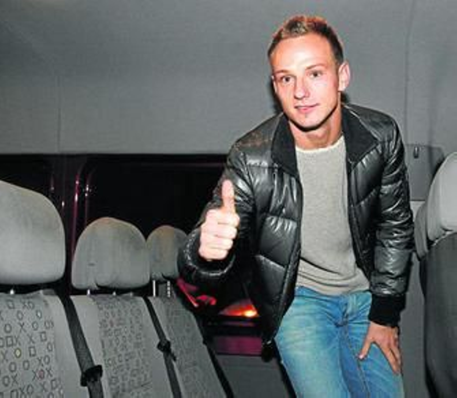 Ivan Rakitic, anoche en el interior de la furgoneta del Sevilla que lo recogió en el aeropuerto. A la derecha, Gary Medel acudiendo al mediodía al reconocimiento médico.