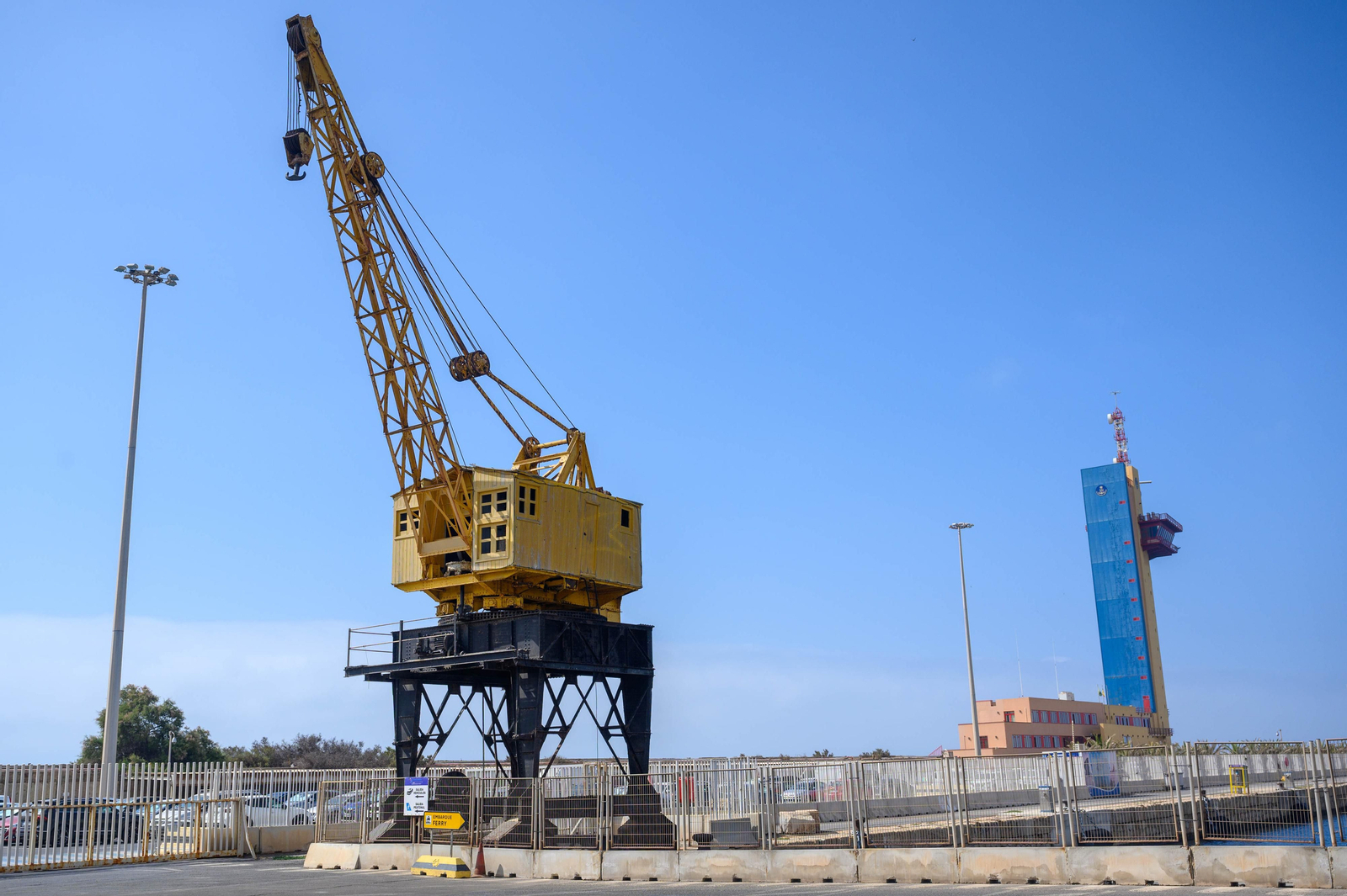 Histórica grúa en el Puerto de Almería