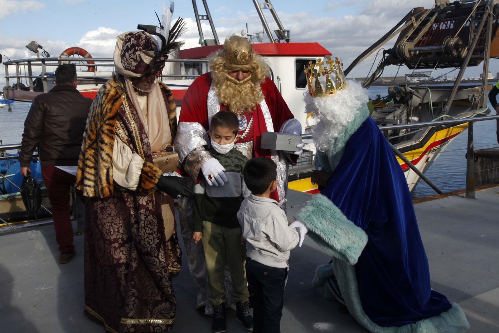 Imágenes de las cabalgatas de Reyes en Cartaya, Isla Cristina, Ayamonte y Punta Umbría