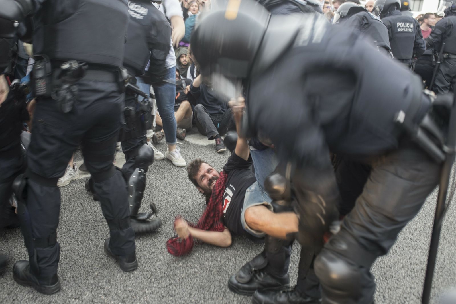 Un manifestante con los antidisturbios durante el bloqueo de los independentistas al aeropuerto de El Prat este pasado lunes.
