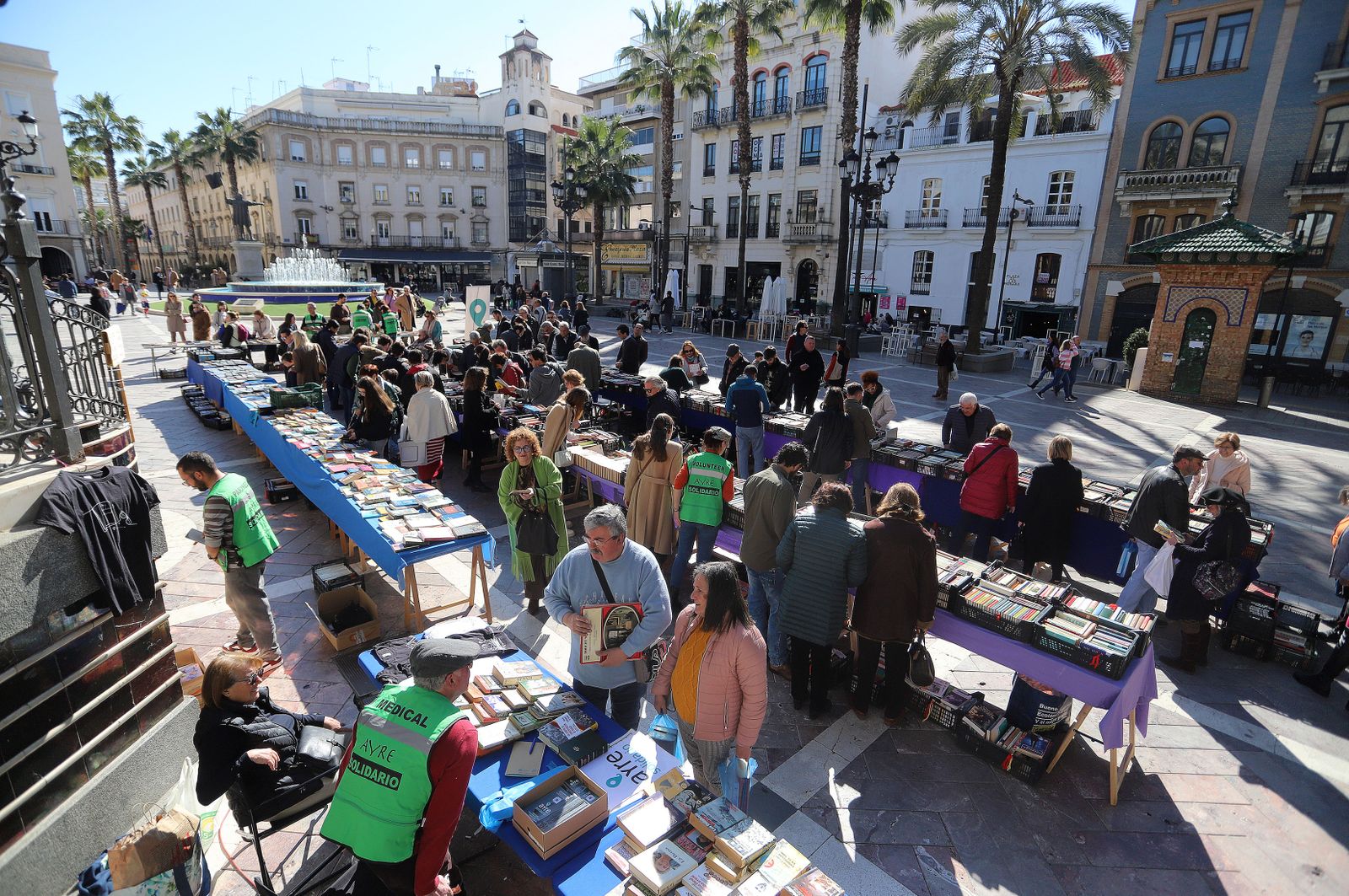 Imágenes del mercadillo de Ayre Solidario en la Plaza de las Monjas
