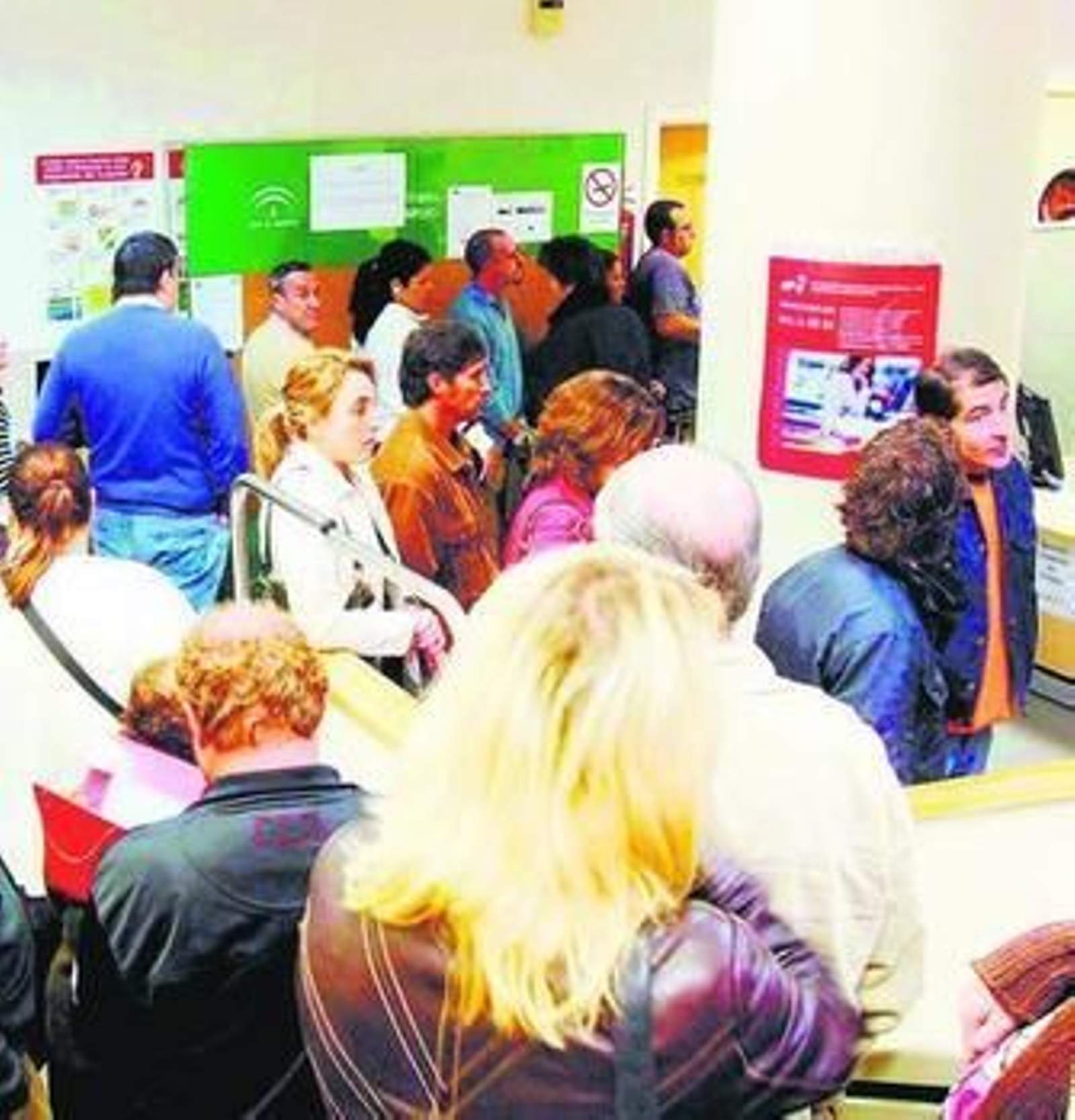 Personas esperando ser atendidas en una oficina del INEM.