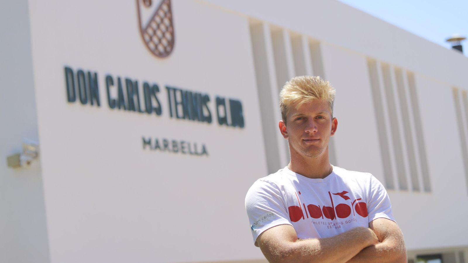 Alejandro Davidovich, en la entrada del Don Carlos Tennis Club.
