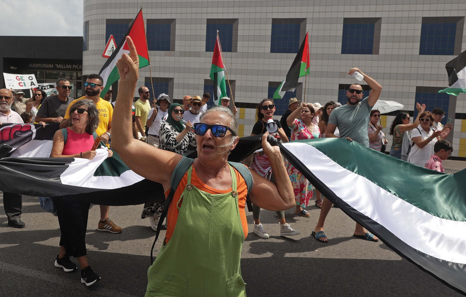 Fotos de la manifestación contra el uso del Puerto de Algeciras, para las operaciones de abastecimiento de Israel en la guerra con Gaza