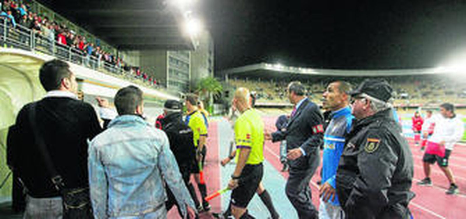 1. Sureda Cuenca entró en el túnel de vestuarios sin problemas aunque desde Tribuna se lanzó una botella de refresco de plástico. 2. Tati Maldonado es agarrado por un defensa del Lugo en una de las acciones del partido. El isleño tuvo 2-0 en los minutos finales pero Yoel le sacó el balón. 3. La campaña de recogida de tapones cumplió su objetivo. 4. El Kolectivo Sur se sumó a la campaña 'No al Racismo' con una bandera. 5. Autopase de Álvaro Rey ante el lucense Tonetto. / FOTOS: REDACCIÓN GRÁFICA