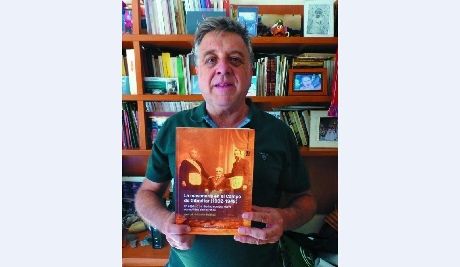 El historiador Antonio Morales muestra el libro sobre la masonería en la comarca. El historiador Antonio Morales muestra el libro sobre la masonería en la comarca.