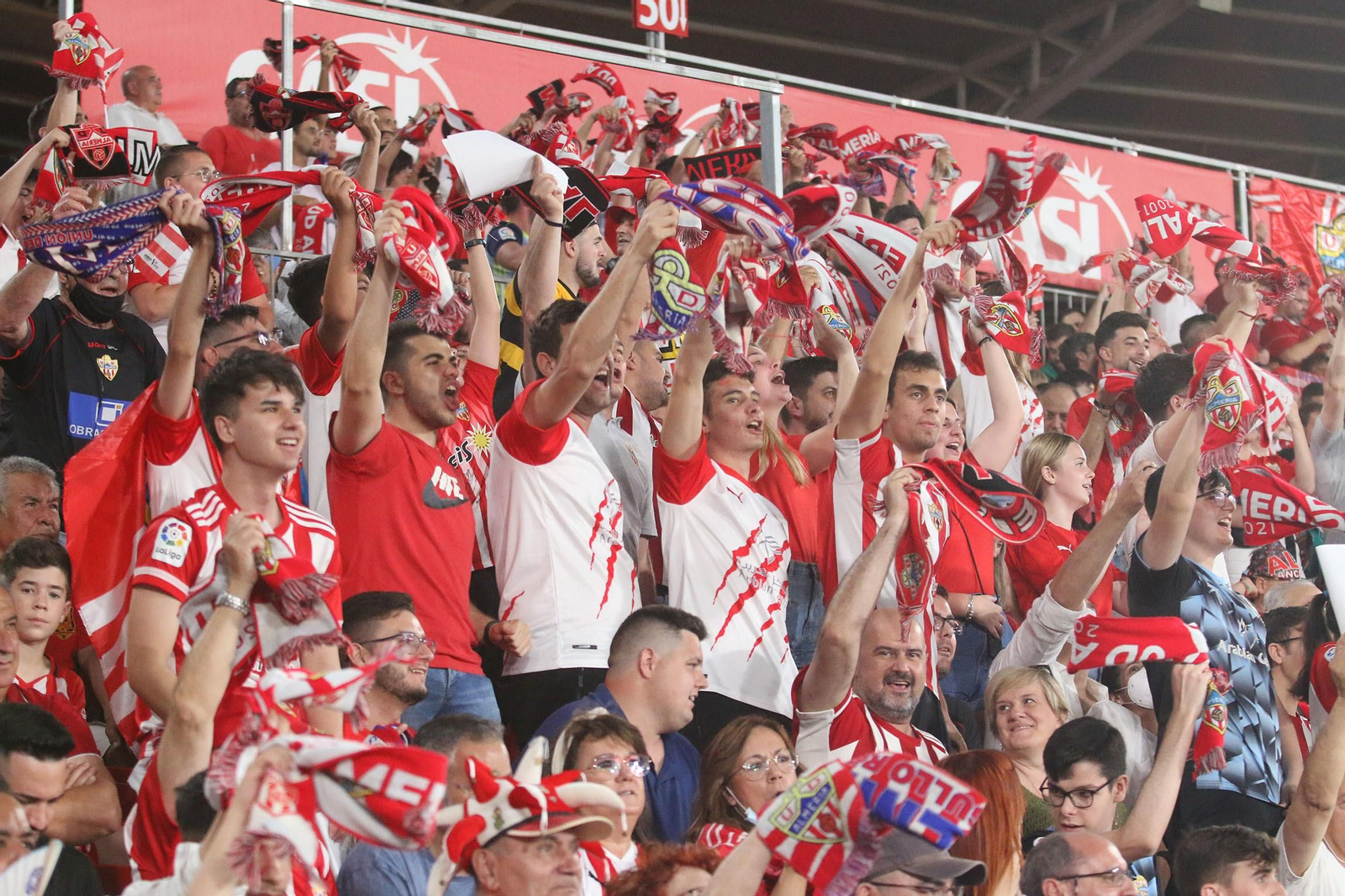 Las imágenes de la decepción de los aficionados del Almería