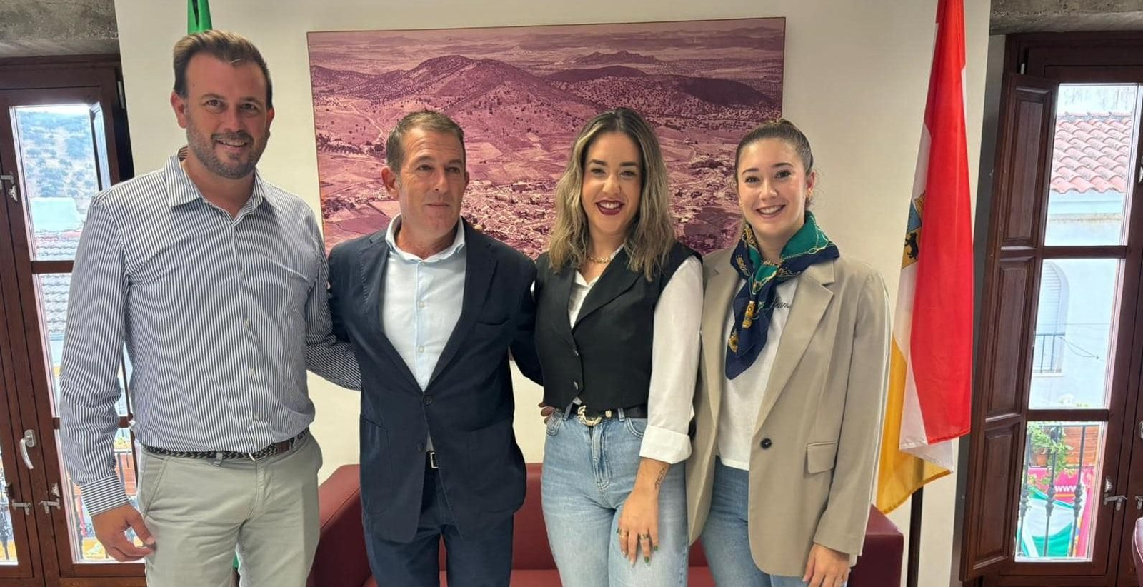 Manuel Muñoz posa con las autoridades de Villanueva del Rey.
