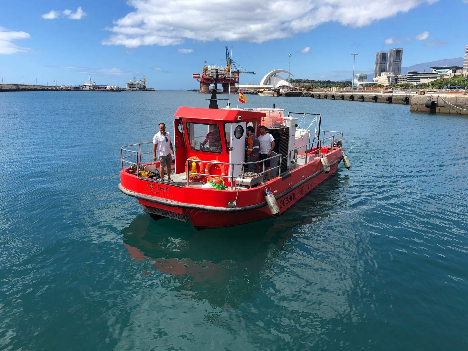 Un barco con la tecnología Ocean Cleaner en Tenerife.