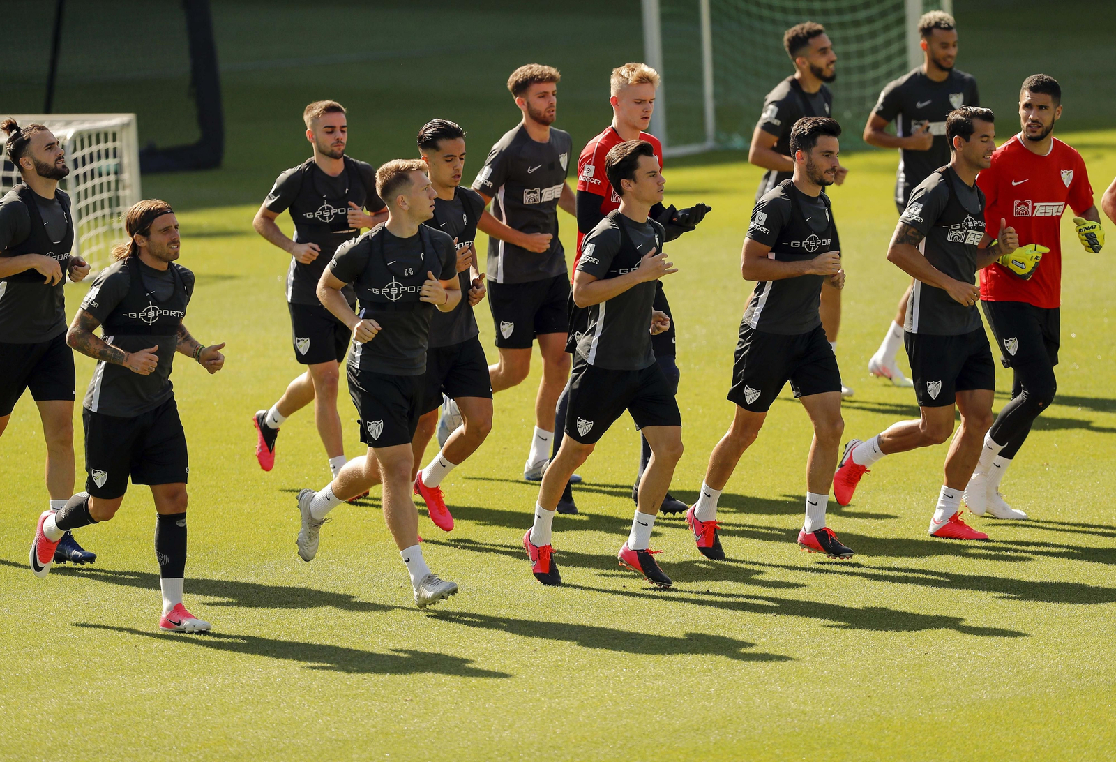 Uno de los grupos de trabajo del Málaga durante el entrenamiento de hoy.