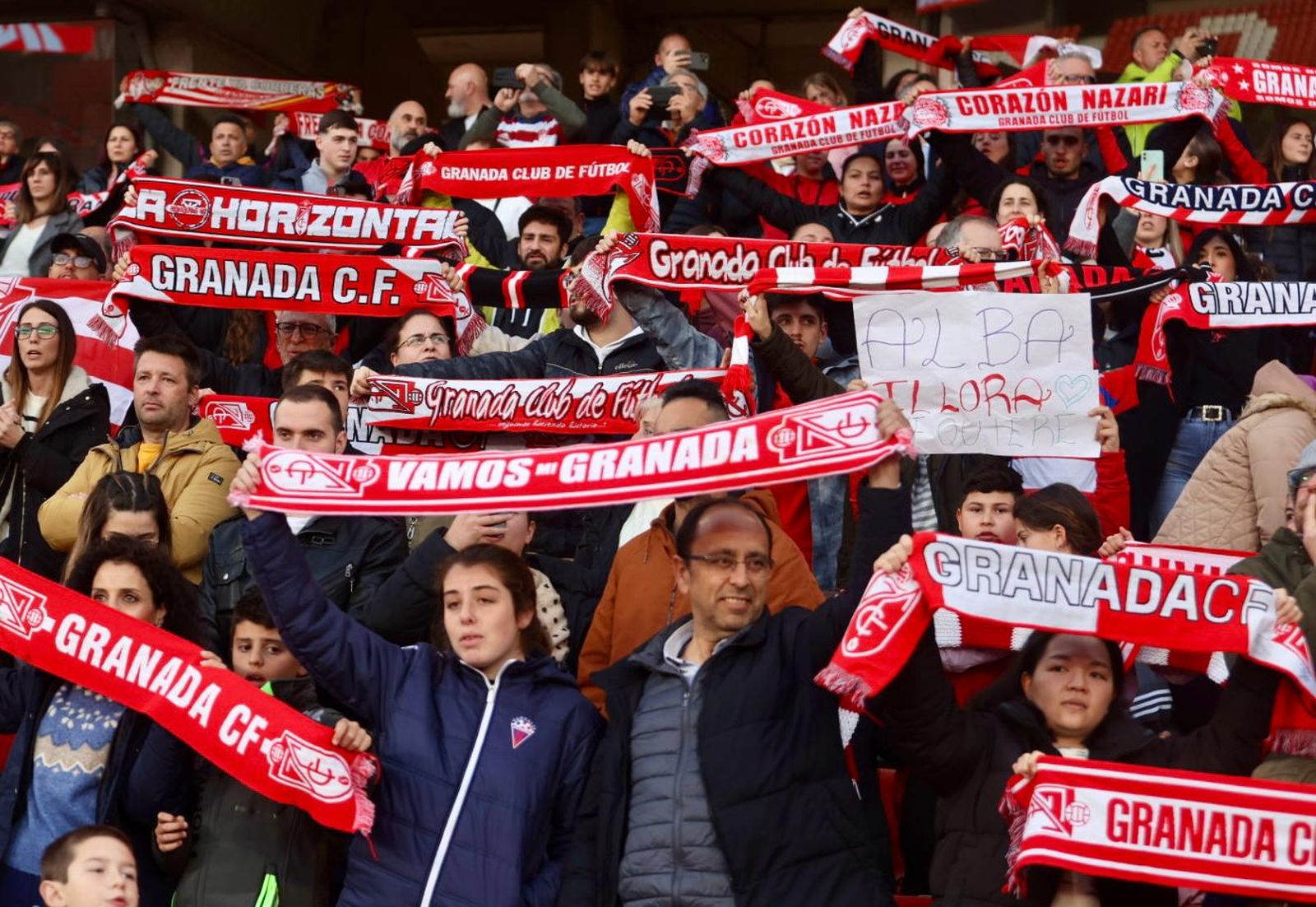 Encuéntrate en la grada de Los Cármenes en el Granada-Atlético de Madrid