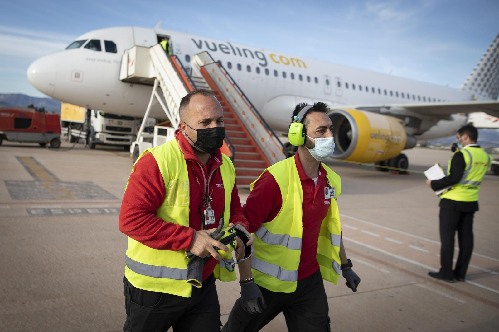 La llegada del primer vuelo de Londres a Granada, en imágenes