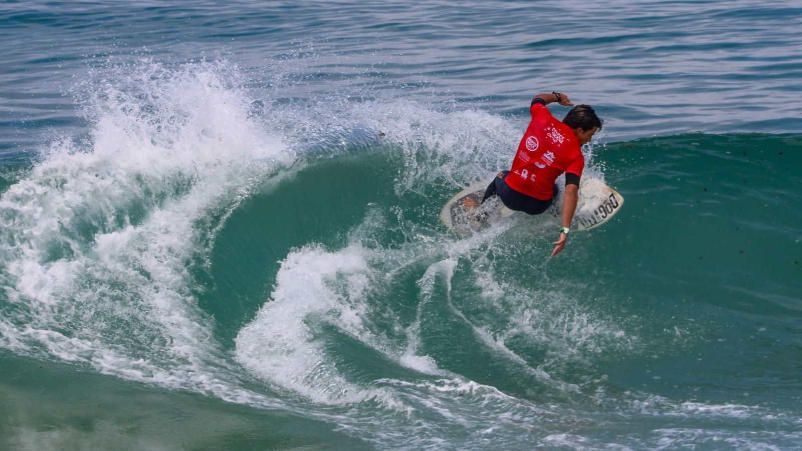 Ale Montañes toma una ola en Santa Cruz (Portugal).