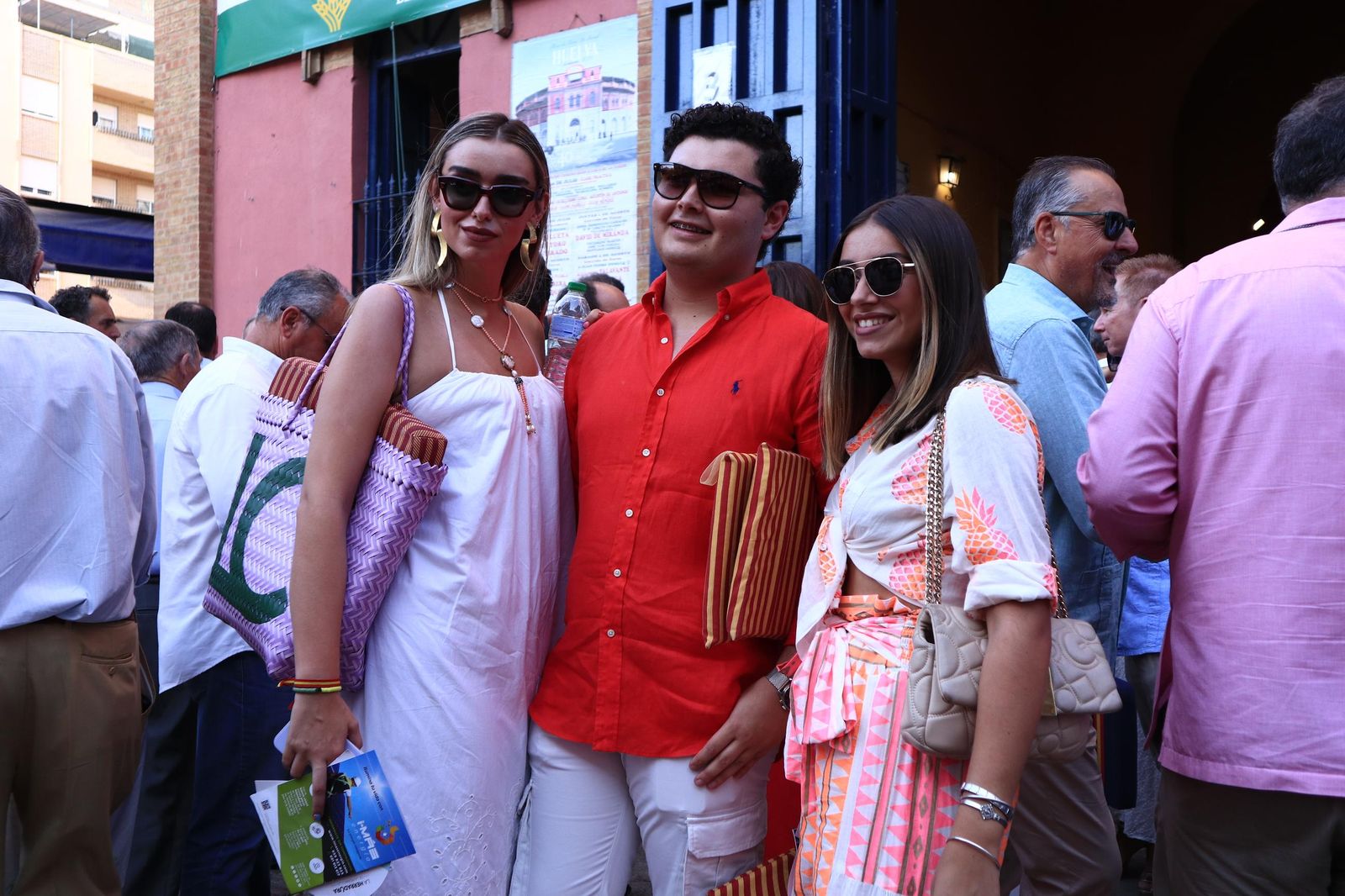 Imágenes de ambiente en el cuarto día de toros en Huelva