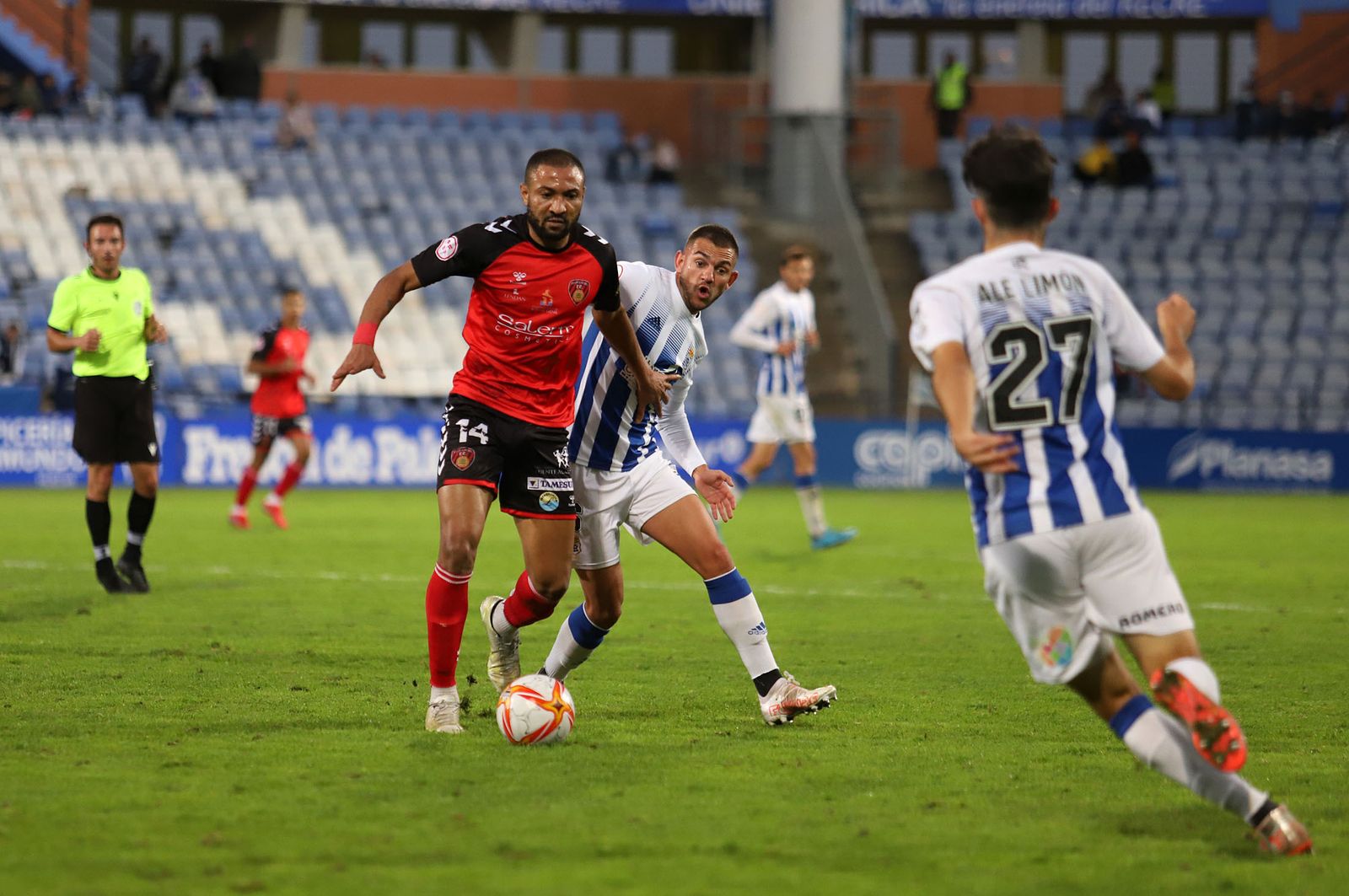 Ekedo avanza con el balón ante el Recre.