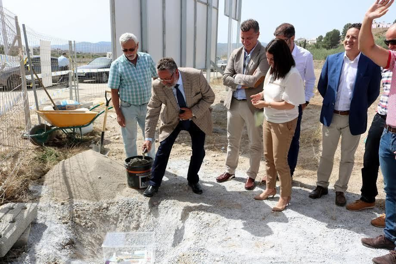 El alcalde de Albox coloca la primera piedra de la futura residencia de personas mayores.