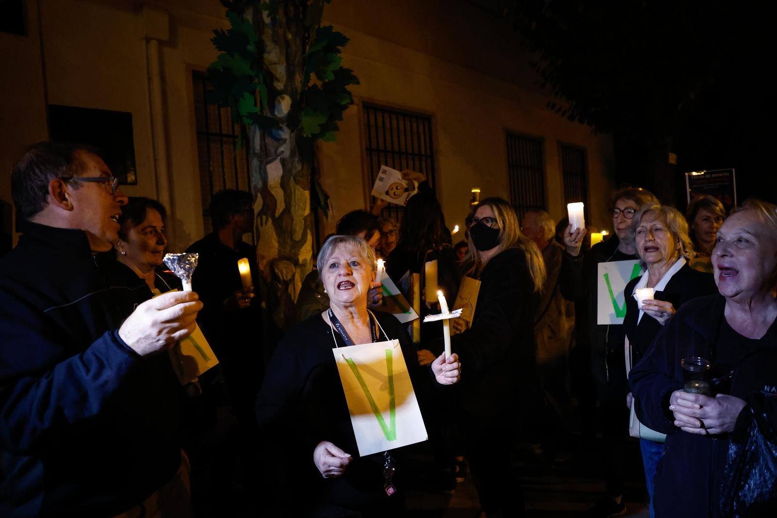 Velas, pancartas y árboles simbólicos: así han protestado los vecinos de Cervantes en Granada