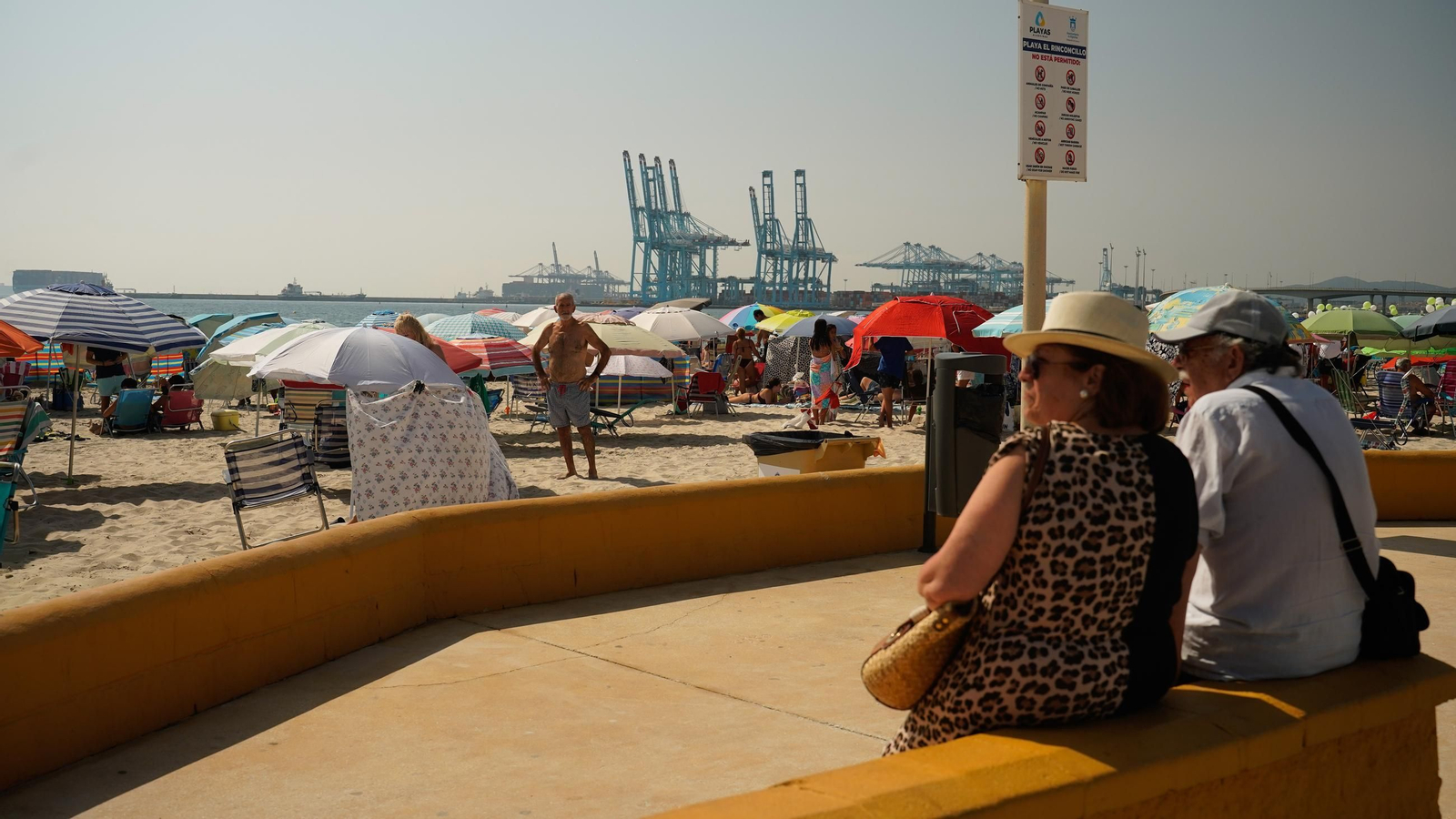Fotos del ambiente en la playa de El Rinconcillo en la Romería Marítima de la Virgen de la Palma