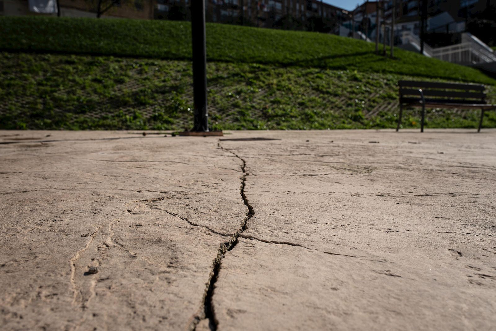Grietas en el pavimento de la plaza de Los Templetes.