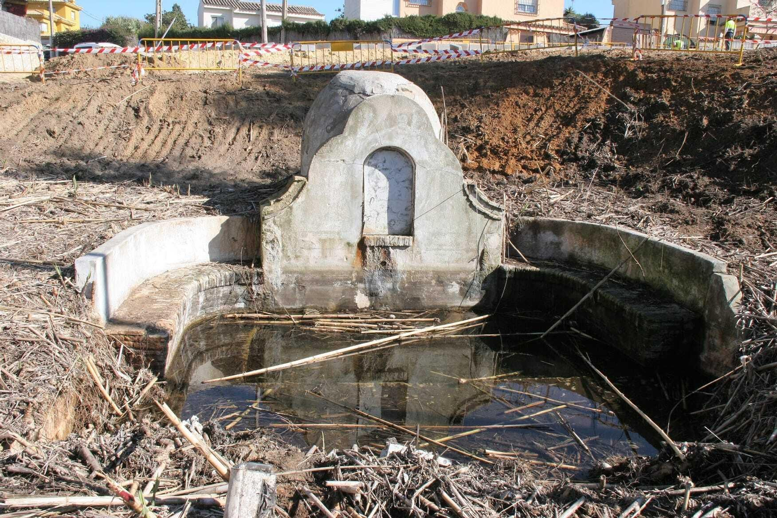 La antigua fuente aparecida durante el desbroce del cañaveral en El Manantial.