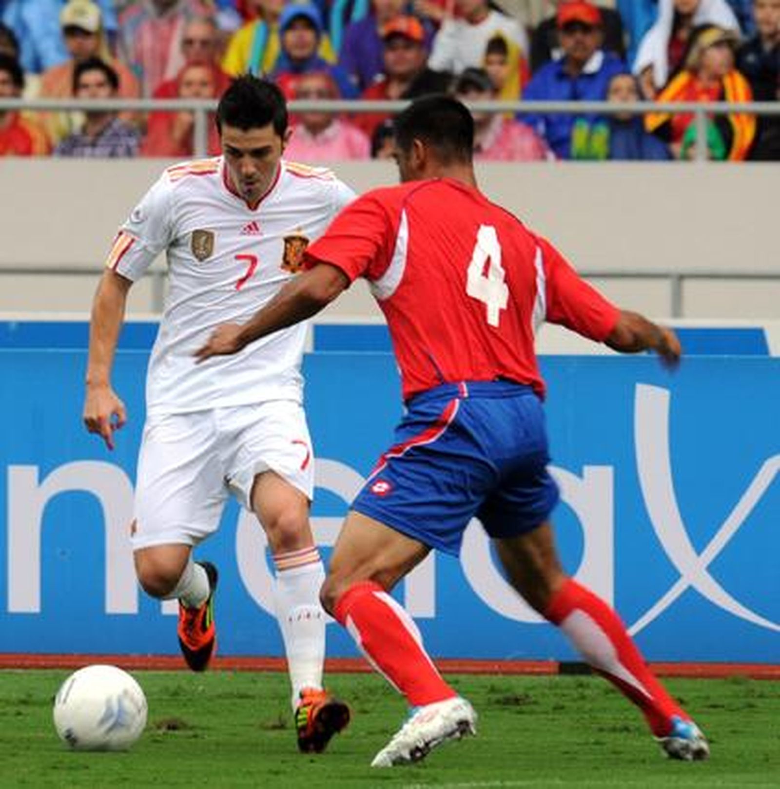 Un gol en el descuento de Villa salvó el empate de la selección española tras tener que remontar dos goles después de un desastroso primer tiempo.

Foto: afp