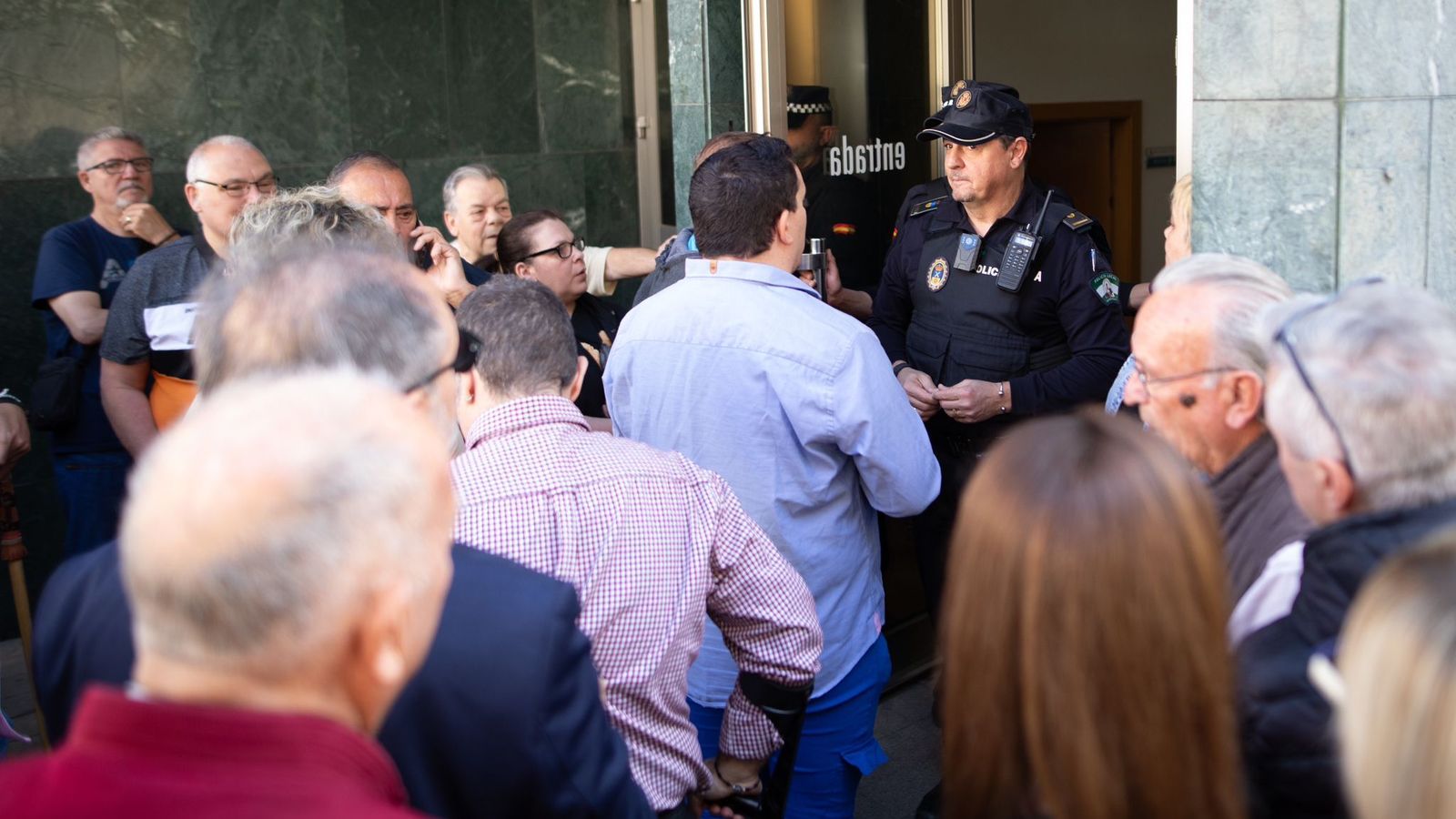 Centenares de personas esperaban para vivir un pleno que no se ha celebrado