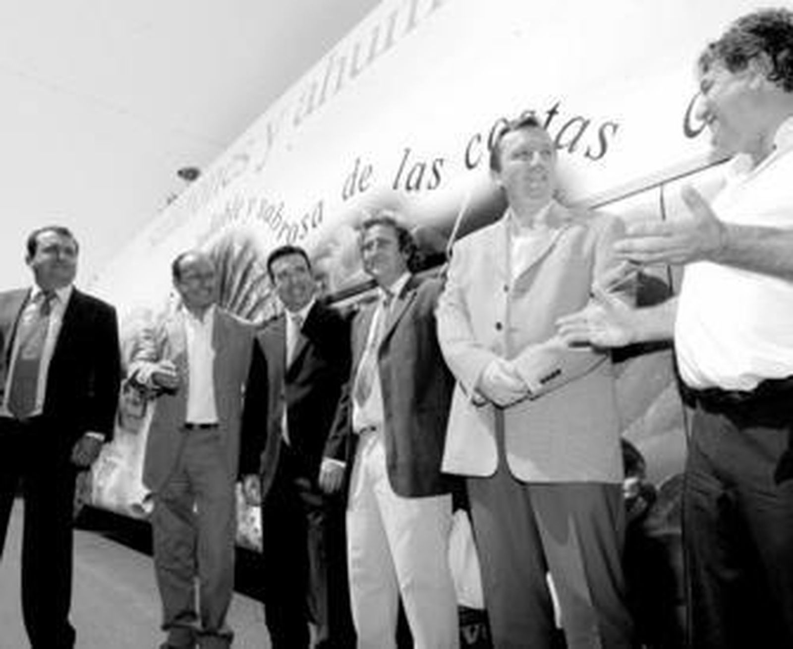 El autobús promocional de los salazones y ahumados andaluces partió ayer desde Almería.