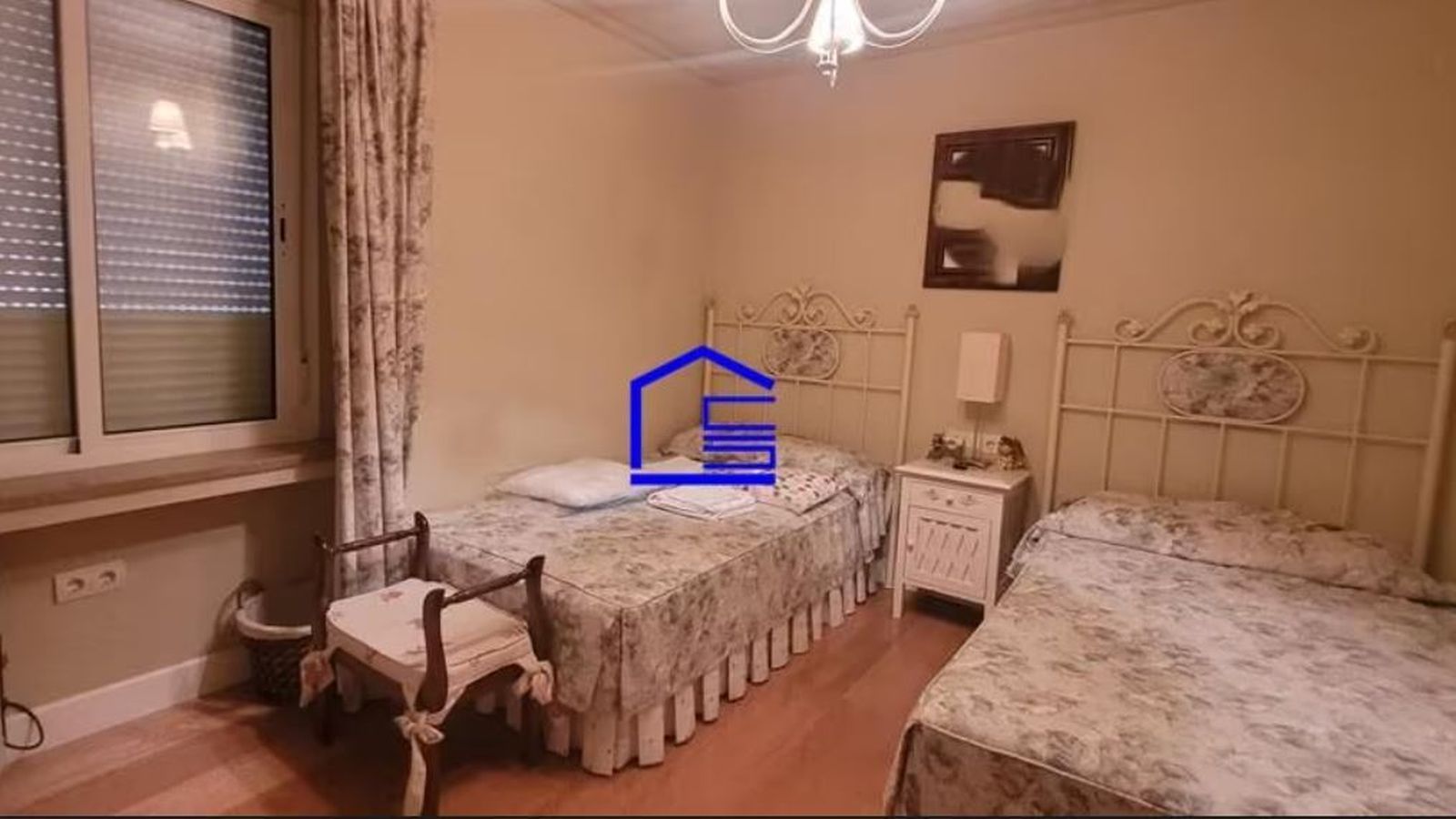 Uno de los dormitorios del inmueble.