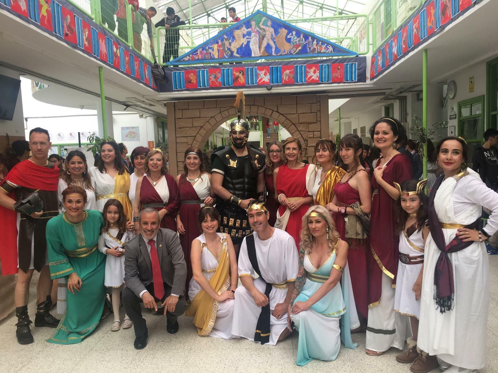 El alcalde de Vera acompañó a la comunidad educativa del IESEl Palmeral en su jornada grecorromana.