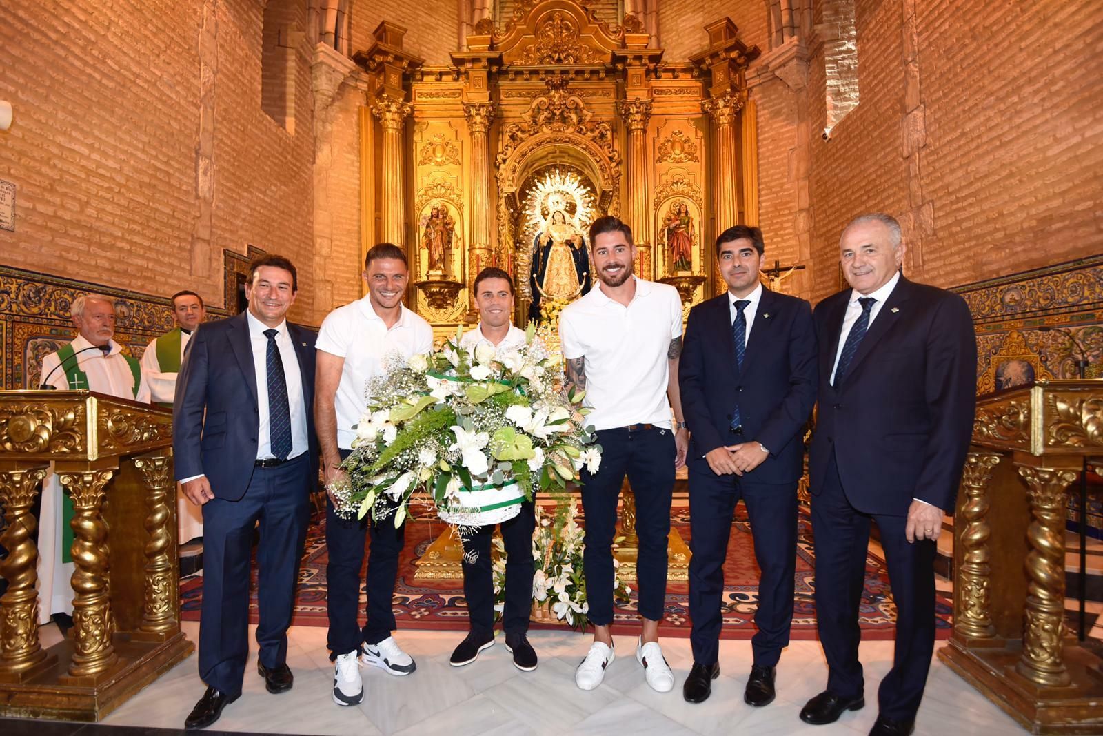 José Miguel López Catalán, Joaquín, Rubi, Javi García, Ángel Haro y Rafael Gordillo posan en el momento de la entrega de la ofrenda floral.
