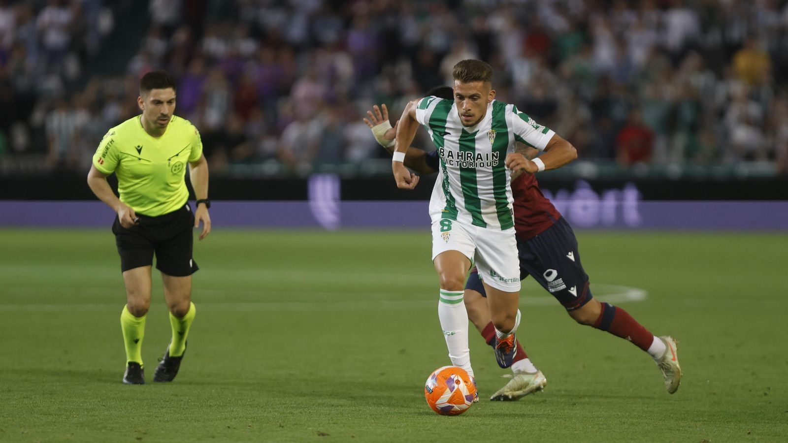 Isma Ruiz conduce el balón tras superar a un rival en el Córdoba CF - Levante.