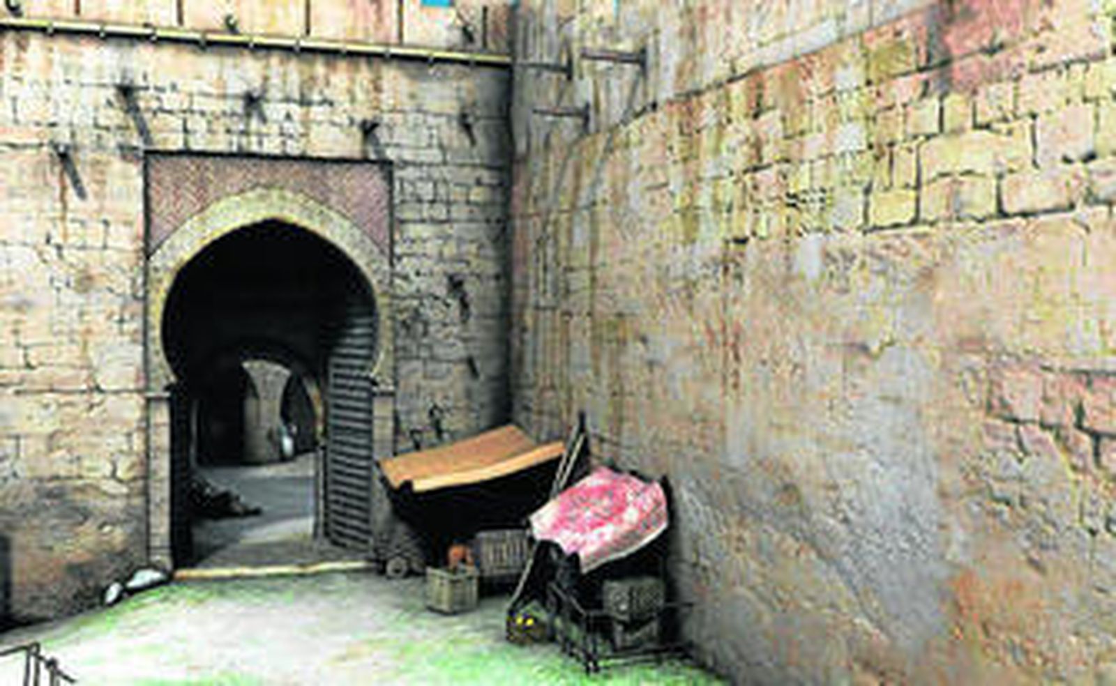 Un grupo de visitantes disfruta de la recreación 3D desde la terraza del centro de interpretación, anexo a la actual plaza de toros de Guillena.
