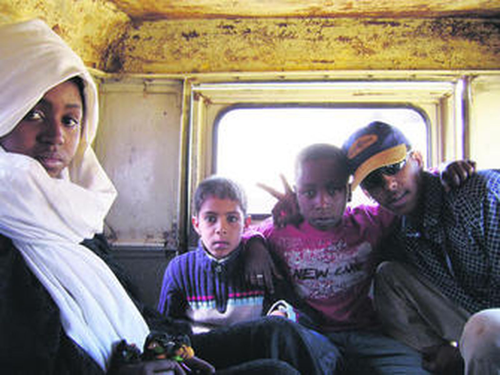 Niños saharauis, en uno de los jeeps que circulan por los campamentos saharauis.
