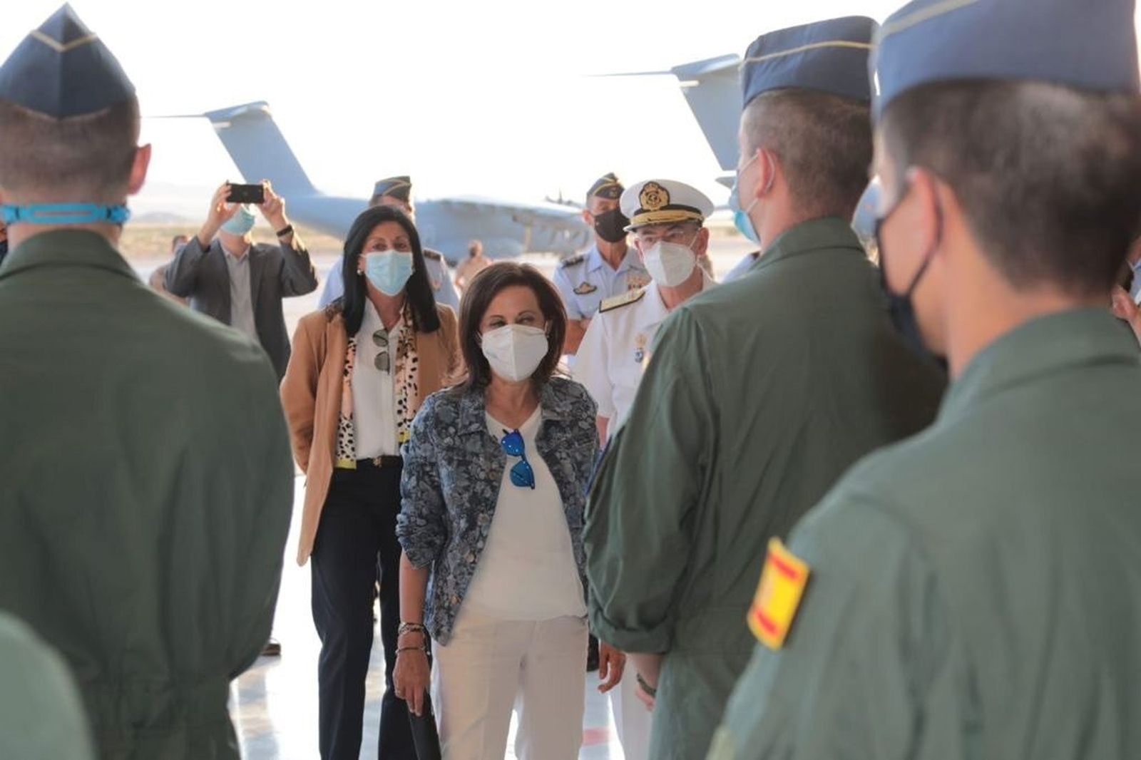 La ministra Margarita Robles, este sábado en la base aérea de Zaragoza.